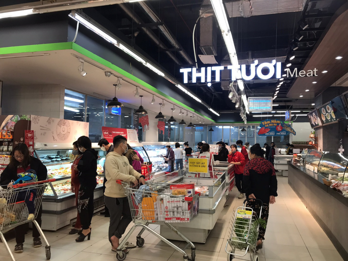 Giữa tâm dịch Covid-19, hệ thống bán lẻ lớn nhất Việt Nam đảm bảo hàng hóa đầy đủ, giá bình ổn - Ảnh 1.