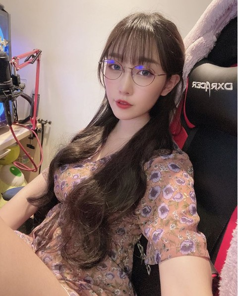 Được người xem yêu cầu, nữ streamer xinh đẹp hồn nhiên đứng dậy cởi áo, khoe vòng một trên sóng - Ảnh 1.