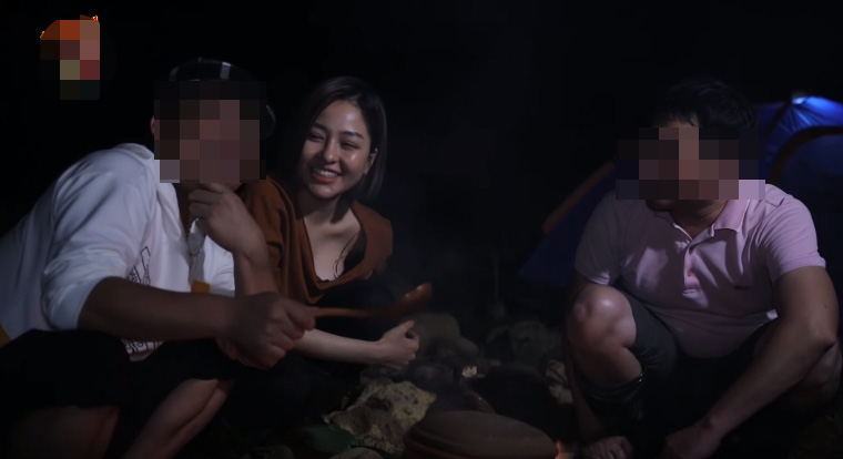 Trèo thang hái dừa, Trâm Anh bị cộng đồng mạng soi vào chi tiết nhạy cảm khi diện trang phục bó sát - Ảnh 3. Trèo thang hái dừa, Trâm Anh bị cộng đồng mạng soi vào chi tiết nhạy cảm khi diện trang phục bó sát - Ảnh 3.