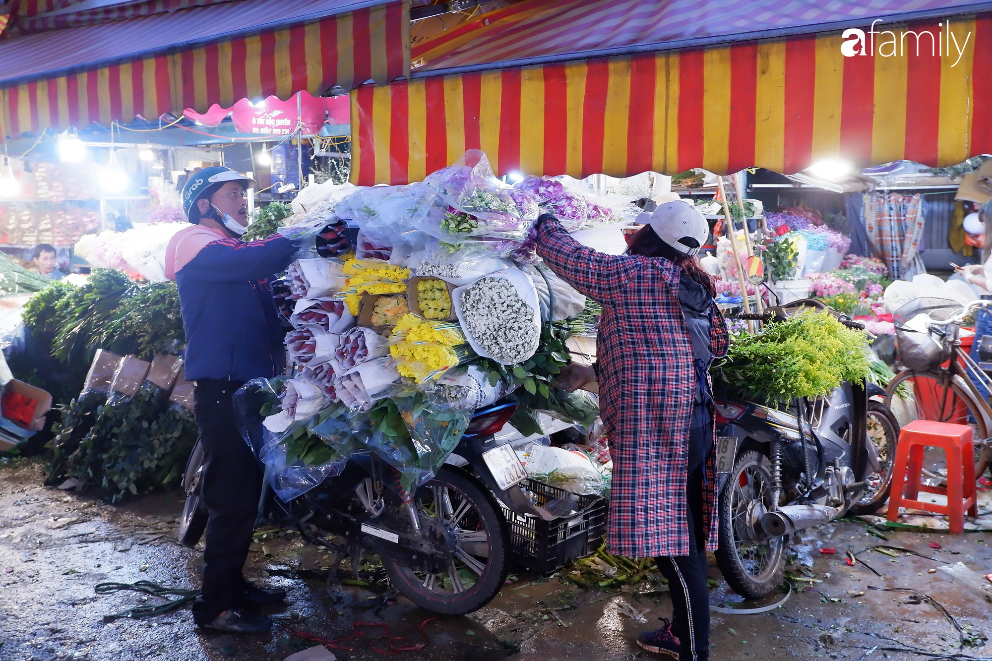 Tấp nập chợ hoa đêm Quảng An ngày Quốc tế Phụ nữ 8/3 - Ảnh 4. Tấp nập chợ hoa đêm Quảng An ngày Quốc tế Phụ nữ 8/3 - Ảnh 4.