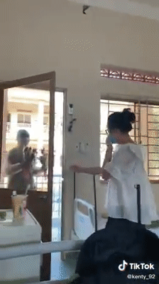Hành động nhỏ của y bác sĩ dành cho các chị em phụ nữ tại khu cách ly vào ngày 08/3 khiến dân mạng "thả tim"rần rần - Ảnh 2. Hành động nhỏ của y bác sĩ dành cho các chị em phụ nữ tại khu cách ly vào ngày 08/3 khiến dân mạng "thả tim"rần rần - Ảnh 2.