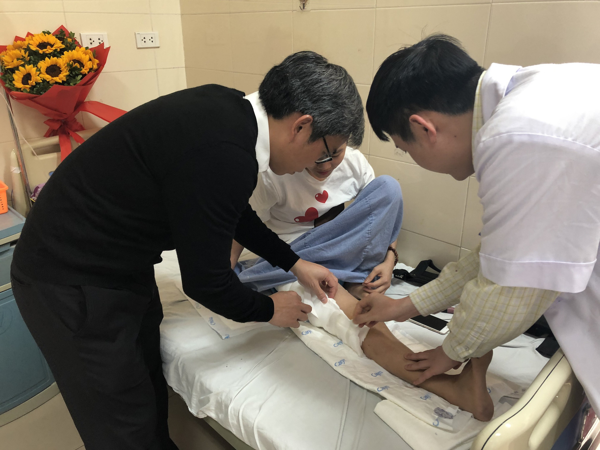 Lần đầu tiên ở Việt Nam: Cô gái ung thư xương được thay xương đùi nhân tạo - Ảnh 4.