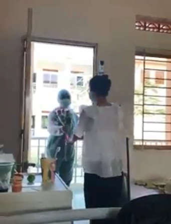 Hành động nhỏ của y bác sĩ dành cho các chị em phụ nữ tại khu cách ly vào ngày 08/3 khiến dân mạng "thả tim"rần rần - Ảnh 3. Hành động nhỏ của y bác sĩ dành cho các chị em phụ nữ tại khu cách ly vào ngày 08/3 khiến dân mạng "thả tim"rần rần - Ảnh 3.