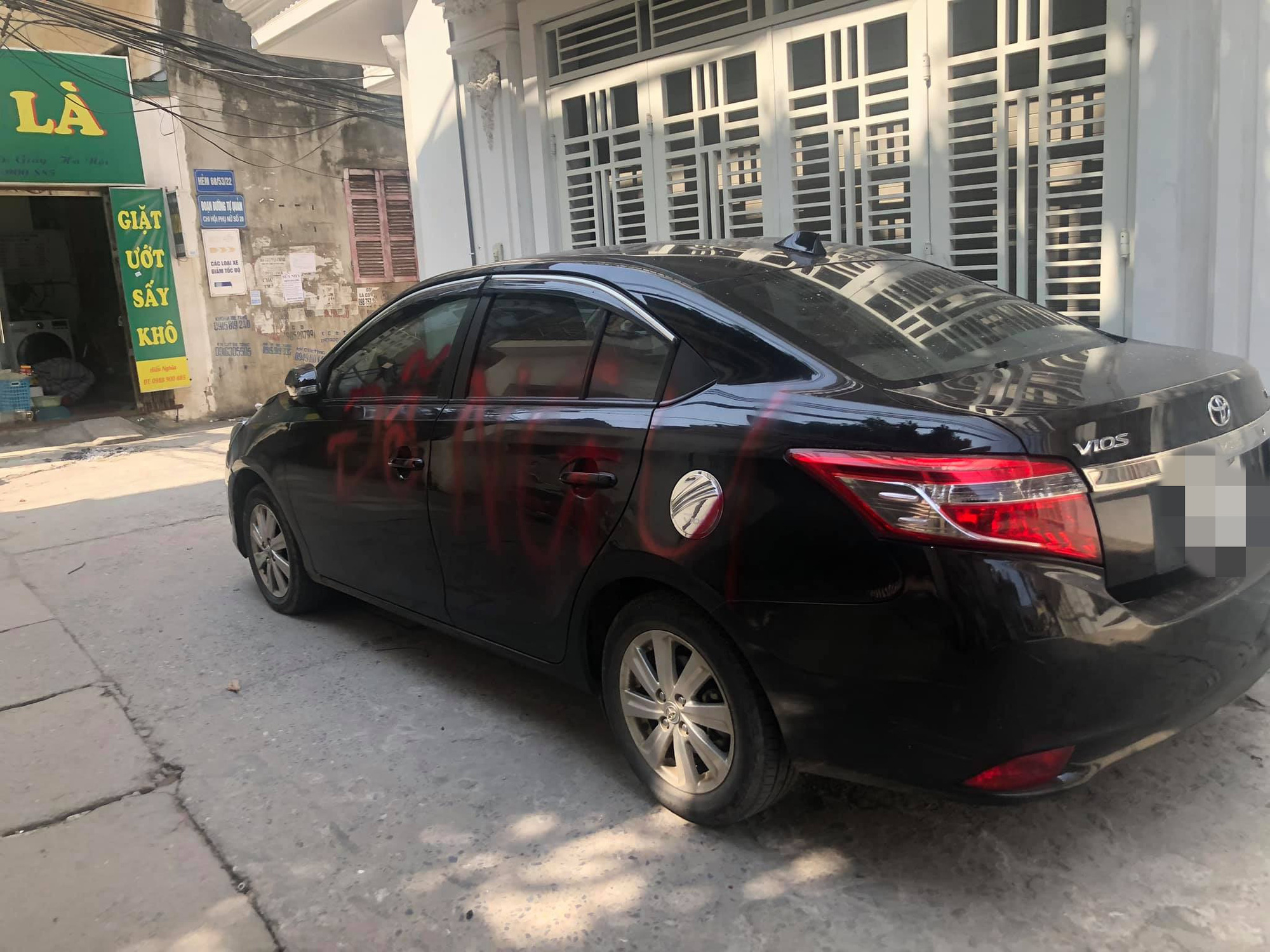 Đỗ ô tô trong ngõ rồi rời đi, khi quay lại chủ xe tái mặt vì 2 chữ sơn đỏ nổi bật trên thân xe - Ảnh 2. Đỗ ô tô trong ngõ rồi rời đi, khi quay lại chủ xe tái mặt vì 2 chữ sơn đỏ nổi bật trên thân xe - Ảnh 2.