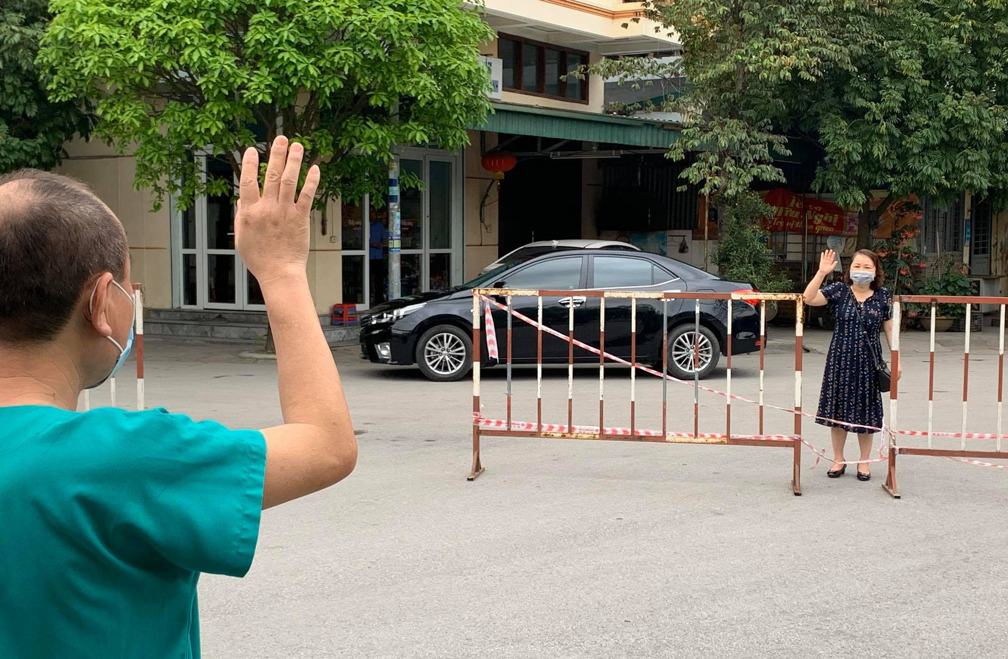 Xúc động khoảnh khắc bác sĩ Bệnh viện dã chiến số 2 Quảng Ninh gặp vợ và nói chuyện từ xa qua hàng rào chắn - Ảnh 1.