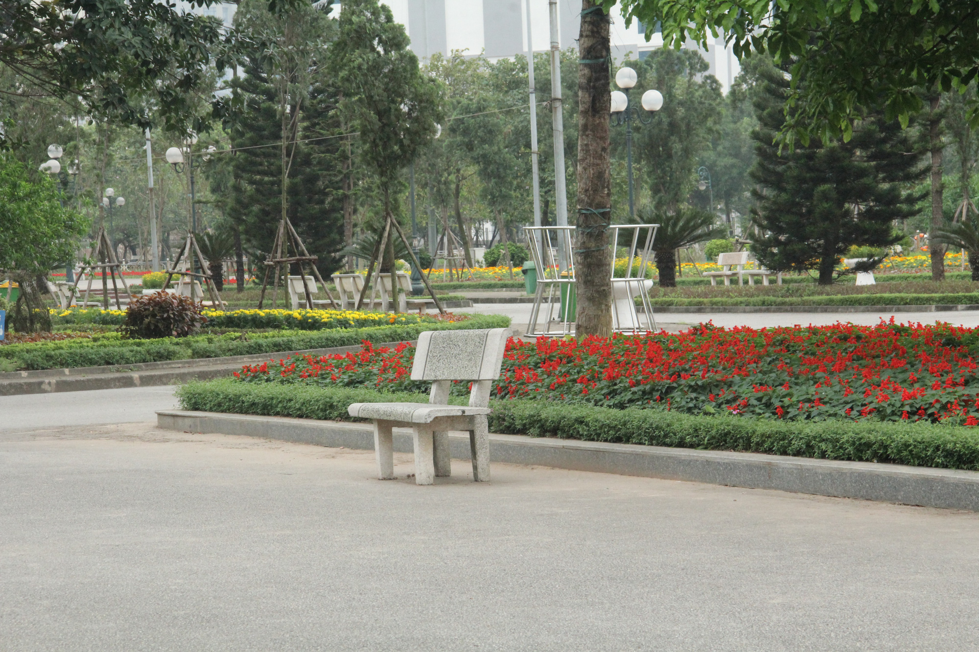 Các công viên lớn tại Hà Nội đồng loạt đóng cửa sau chỉ thị của Chính phủ về việc cách ly xã hội nhằm phòng chống dịch COVID-19 - Ảnh 5.