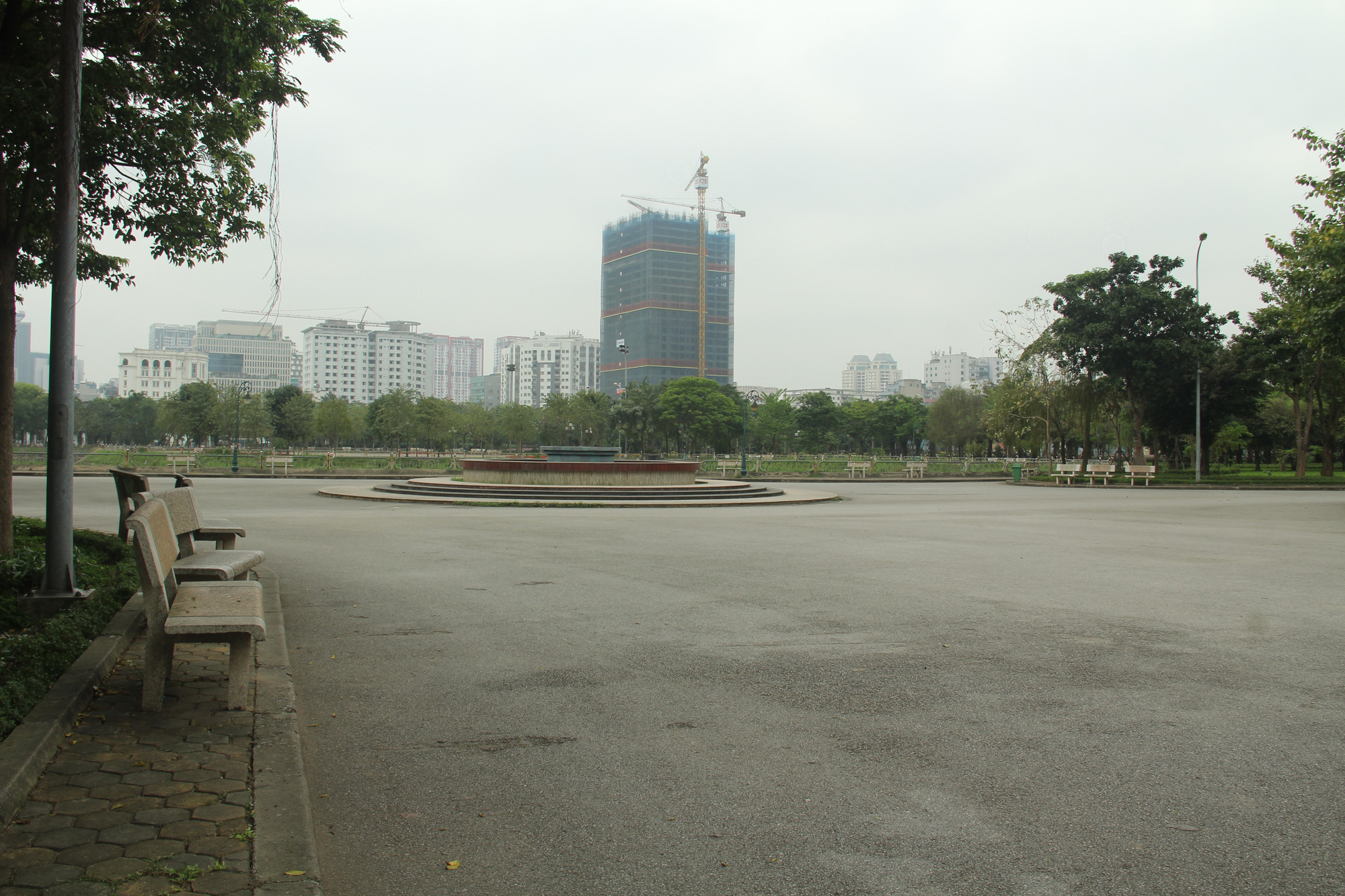 Các công viên lớn tại Hà Nội đồng loạt đóng cửa sau chỉ thị của Chính phủ về việc cách ly xã hội nhằm phòng chống dịch COVID-19 - Ảnh 8.