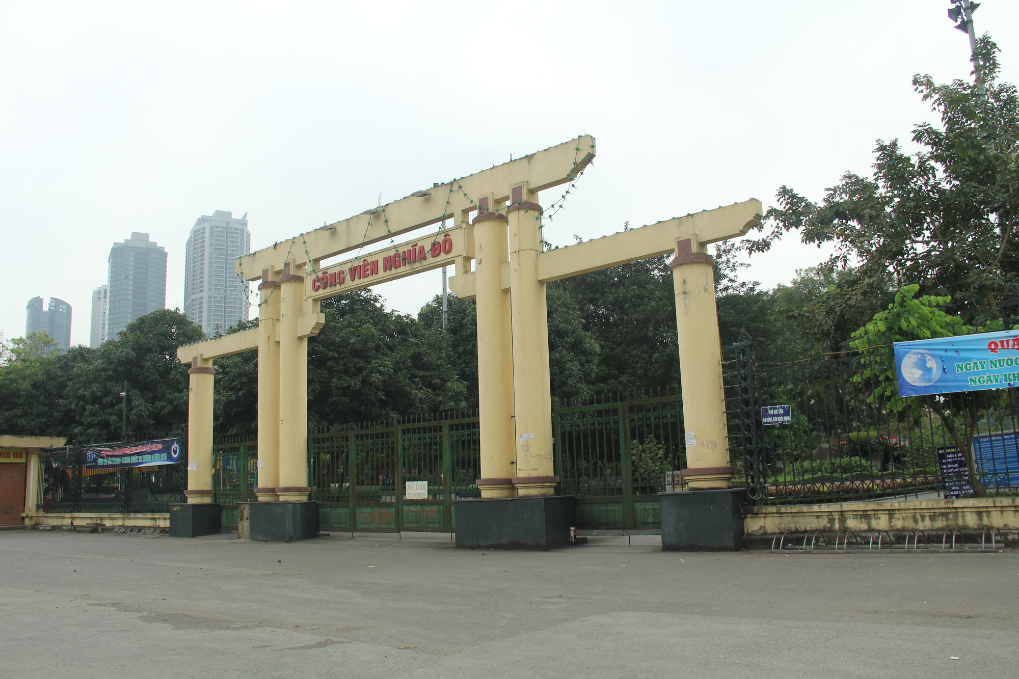 Các công viên lớn tại Hà Nội đồng loạt đóng cửa sau chỉ thị của Chính phủ về việc cách ly xã hội nhằm phòng chống dịch COVID-19 - Ảnh 10.