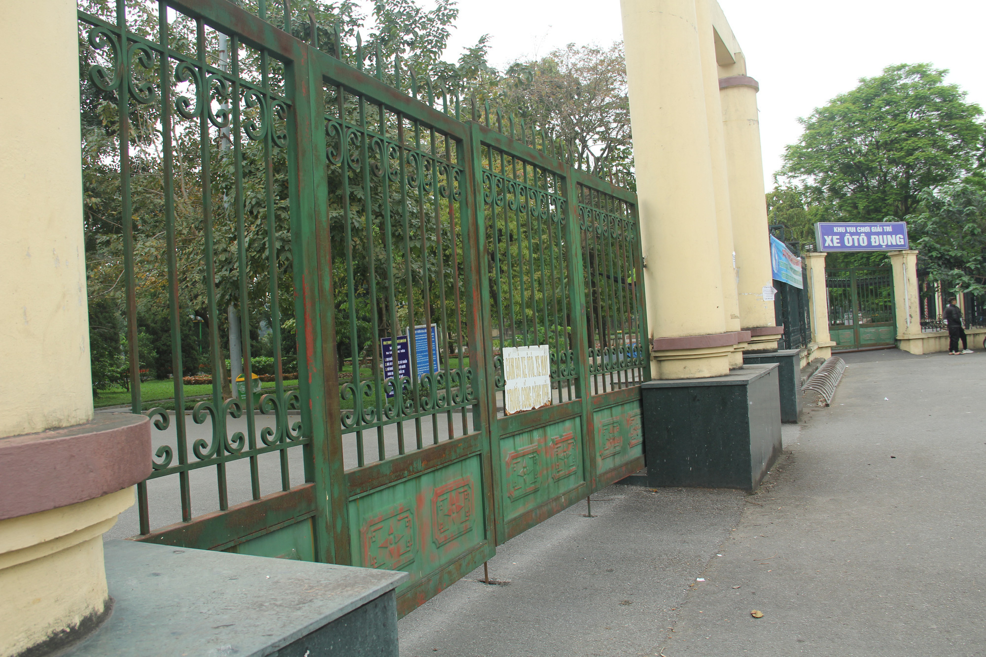Các công viên lớn tại Hà Nội đồng loạt đóng cửa sau chỉ thị của Chính phủ về việc cách ly xã hội nhằm phòng chống dịch COVID-19 - Ảnh 11.