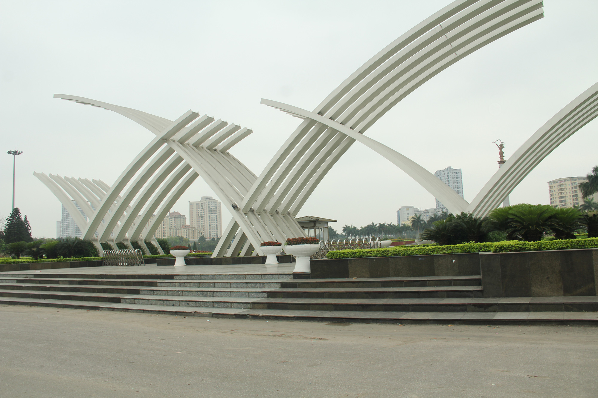 Các công viên lớn tại Hà Nội đồng loạt đóng cửa sau chỉ thị của Chính phủ về việc cách ly xã hội nhằm phòng chống dịch COVID-19 - Ảnh 14.