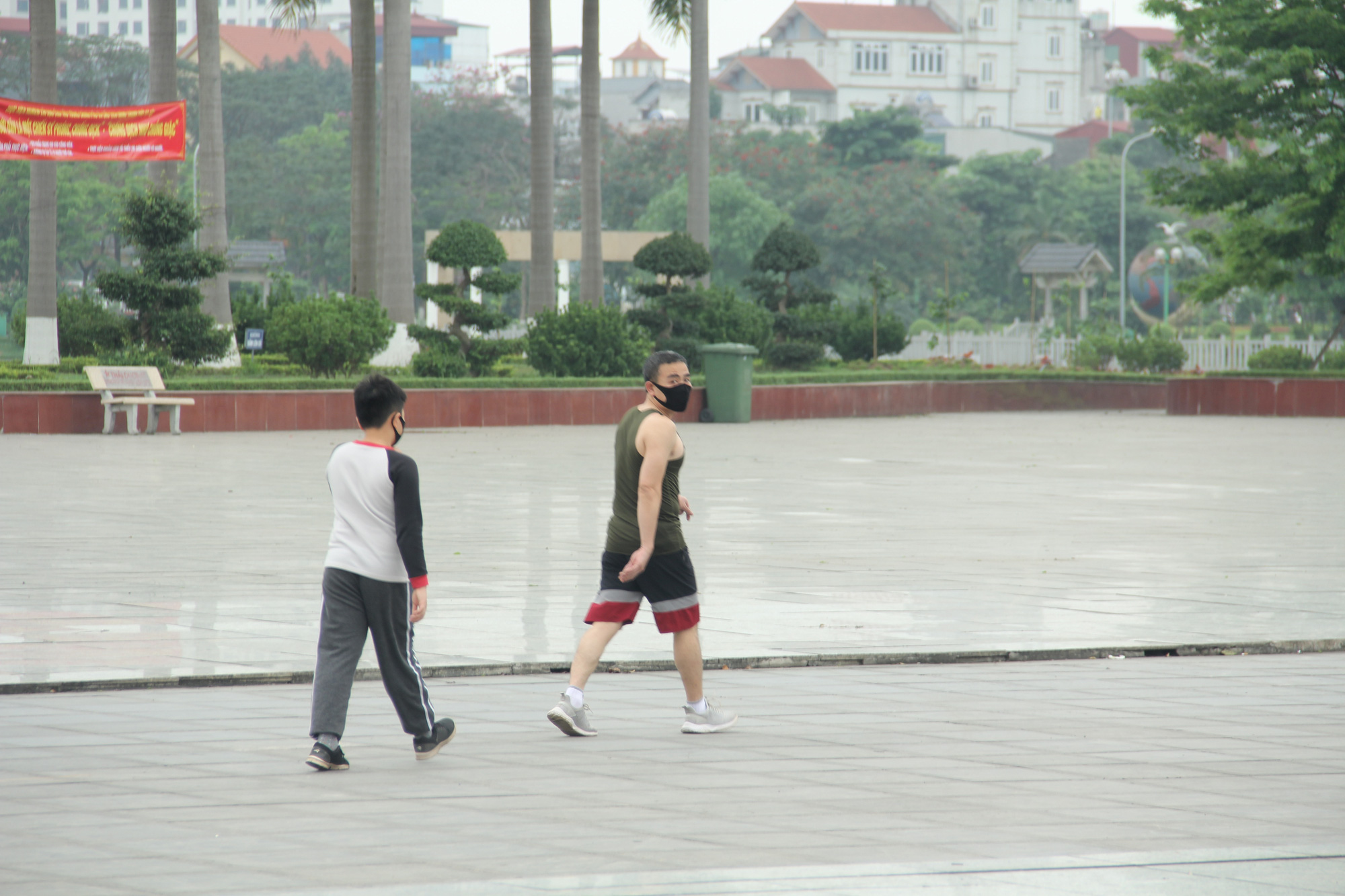 Các công viên lớn tại Hà Nội đồng loạt đóng cửa sau chỉ thị của Chính phủ về việc cách ly xã hội nhằm phòng chống dịch COVID-19 - Ảnh 16.
