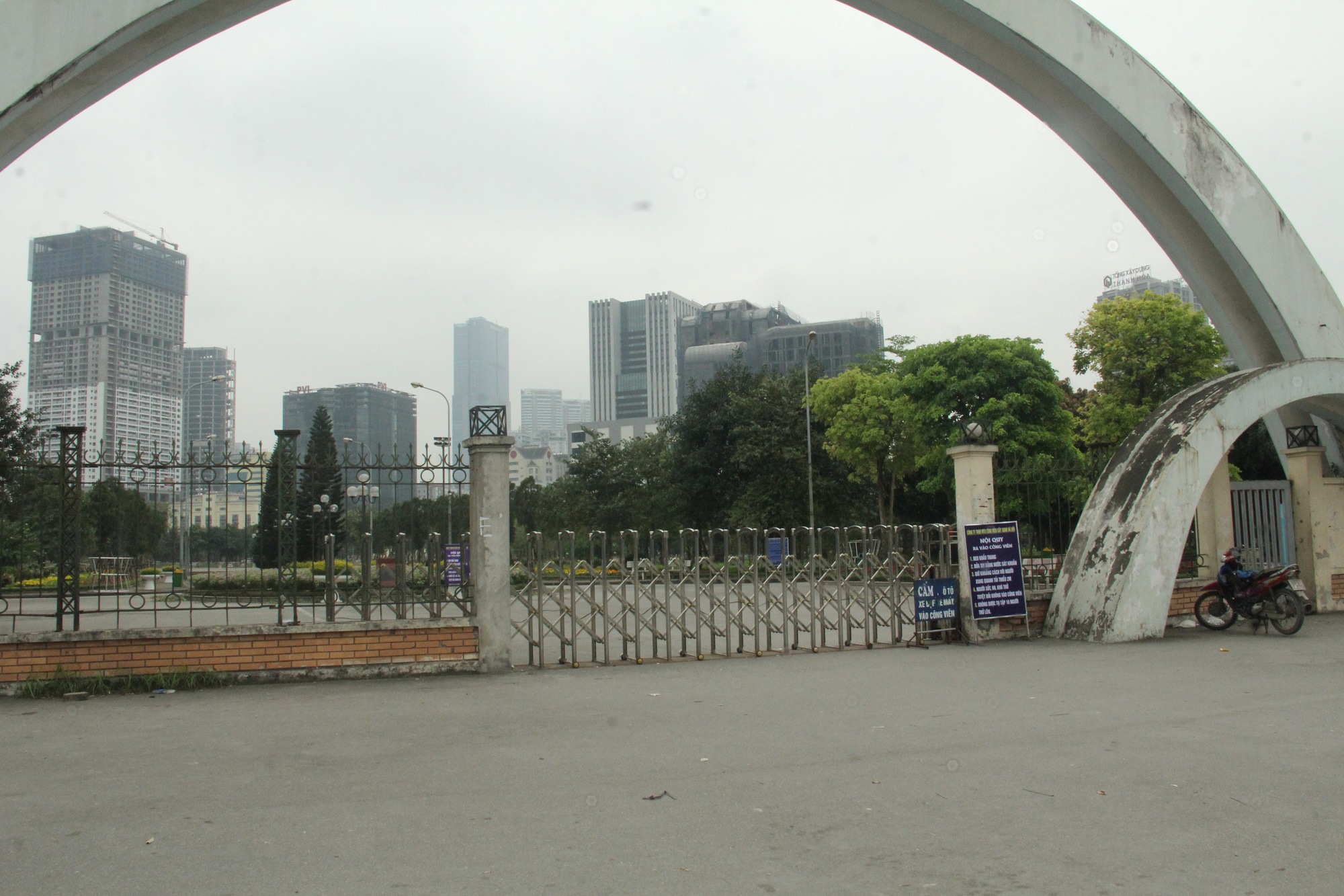 Các công viên lớn tại Hà Nội đồng loạt đóng cửa sau chỉ thị của Chính phủ về việc cách ly xã hội nhằm phòng chống dịch COVID-19 - Ảnh 1.