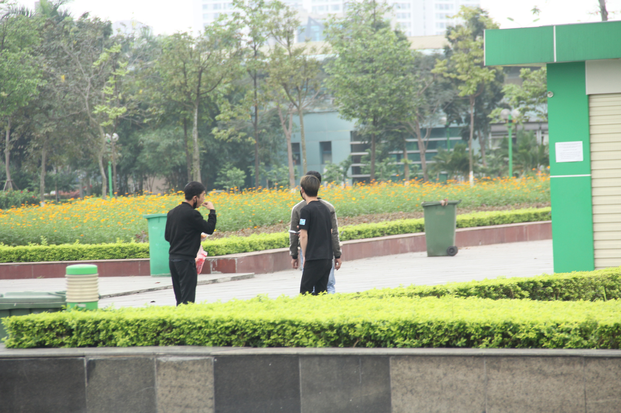 Các công viên lớn tại Hà Nội đồng loạt đóng cửa sau chỉ thị của Chính phủ về việc cách ly xã hội nhằm phòng chống dịch COVID-19 - Ảnh 17.