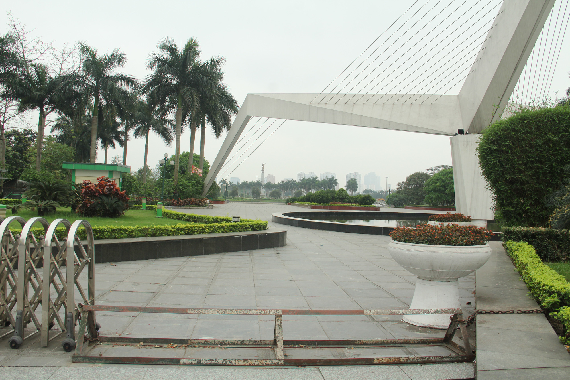 Các công viên lớn tại Hà Nội đồng loạt đóng cửa sau chỉ thị của Chính phủ về việc cách ly xã hội nhằm phòng chống dịch COVID-19 - Ảnh 15.