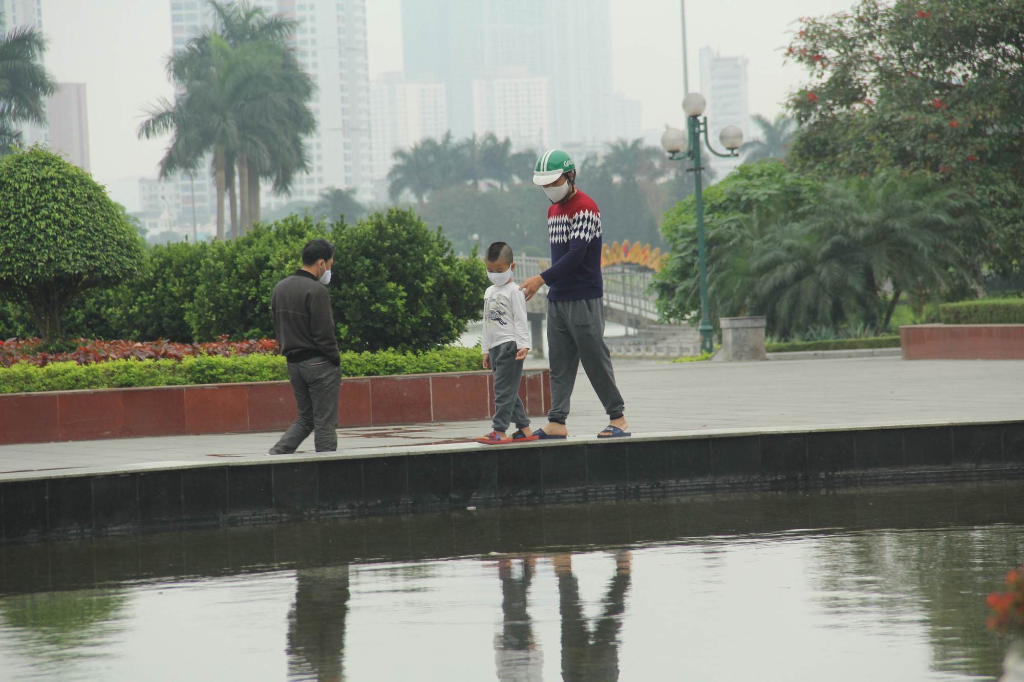 Các công viên lớn tại Hà Nội đồng loạt đóng cửa sau chỉ thị của Chính phủ về việc cách ly xã hội nhằm phòng chống dịch COVID-19 - Ảnh 20.