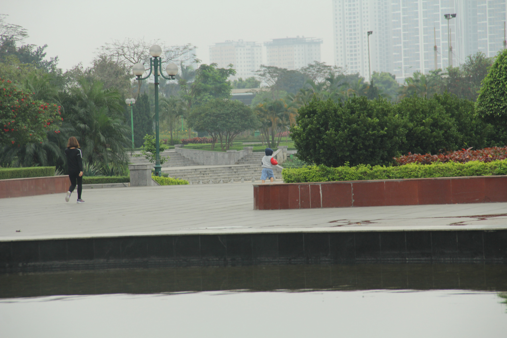 Các công viên lớn tại Hà Nội đồng loạt đóng cửa sau chỉ thị của Chính phủ về việc cách ly xã hội nhằm phòng chống dịch COVID-19 - Ảnh 18.