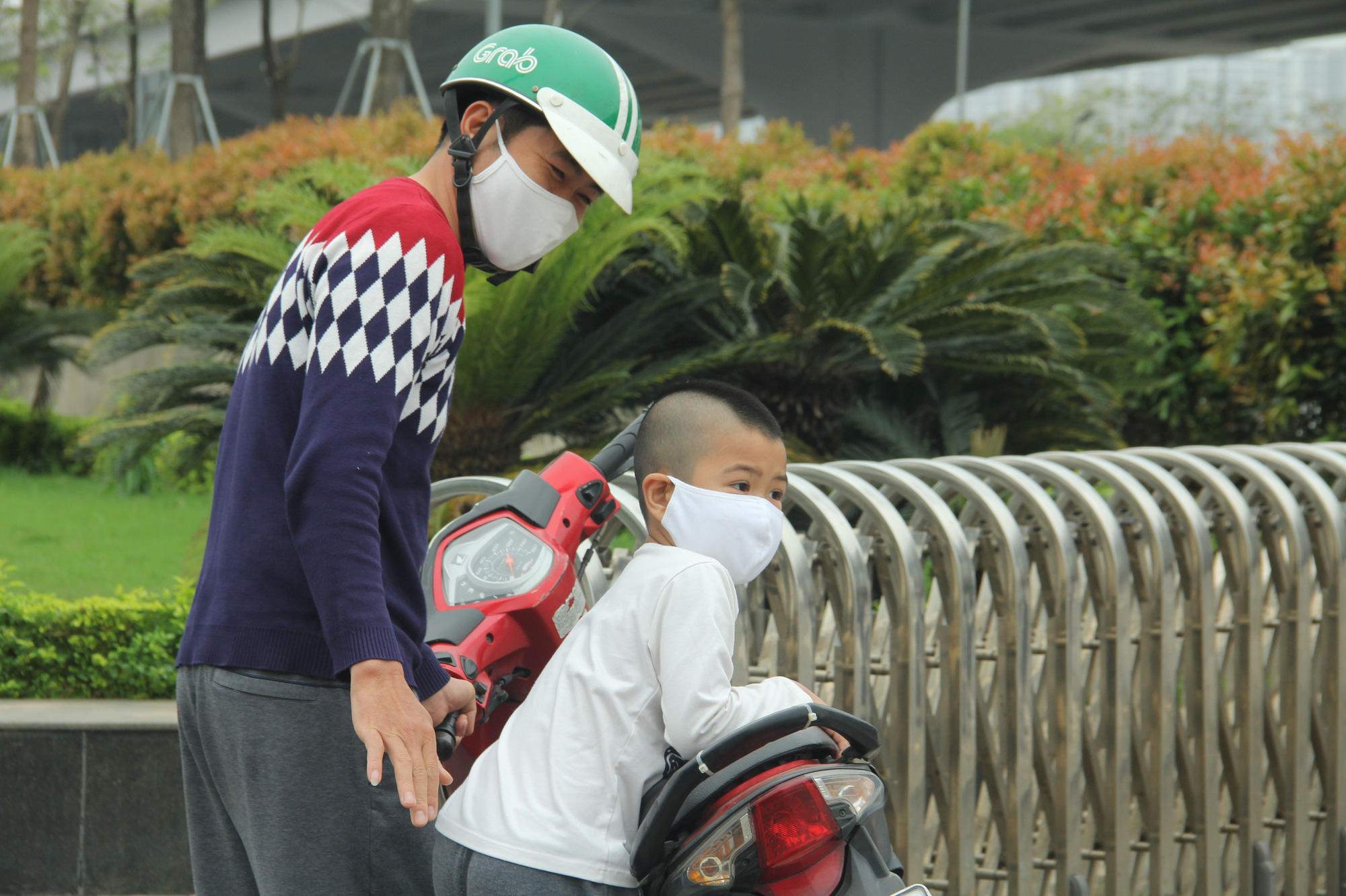 Các công viên lớn tại Hà Nội đồng loạt đóng cửa sau chỉ thị của Chính phủ về việc cách ly xã hội nhằm phòng chống dịch COVID-19 - Ảnh 19.