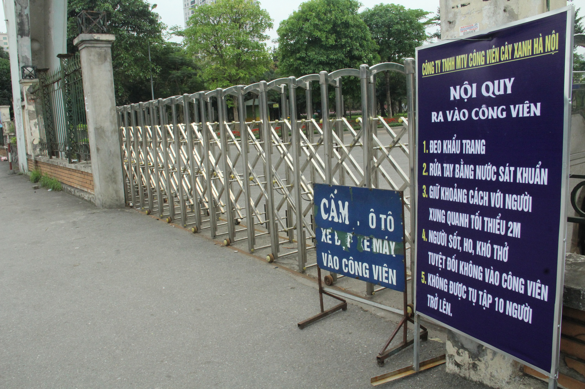 Các công viên lớn tại Hà Nội đồng loạt đóng cửa sau chỉ thị của Chính phủ về việc cách ly xã hội nhằm phòng chống dịch COVID-19 - Ảnh 2.