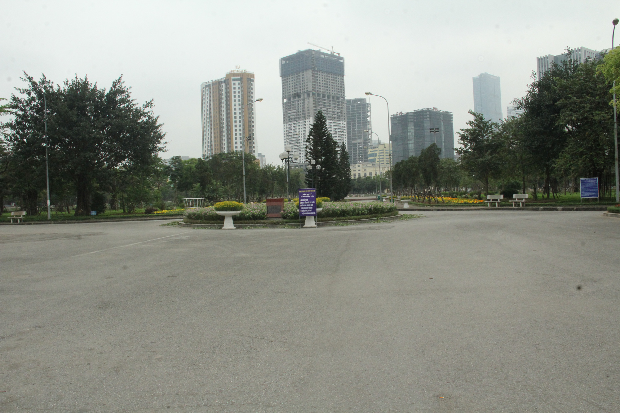 Các công viên lớn tại Hà Nội đồng loạt đóng cửa sau chỉ thị của Chính phủ về việc cách ly xã hội nhằm phòng chống dịch COVID-19 - Ảnh 4.