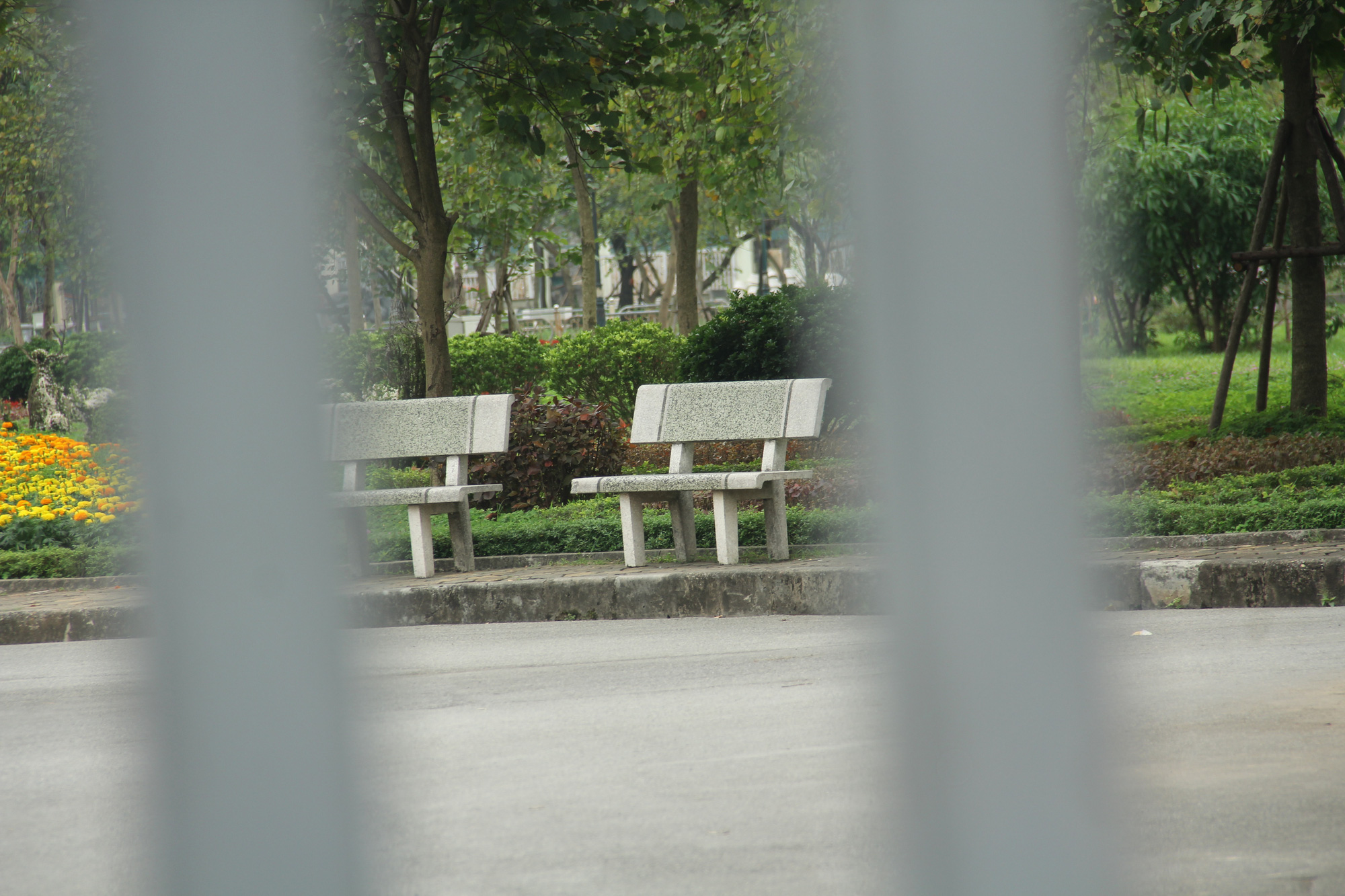 Các công viên lớn tại Hà Nội đồng loạt đóng cửa sau chỉ thị của Chính phủ về việc cách ly xã hội nhằm phòng chống dịch COVID-19 - Ảnh 6.