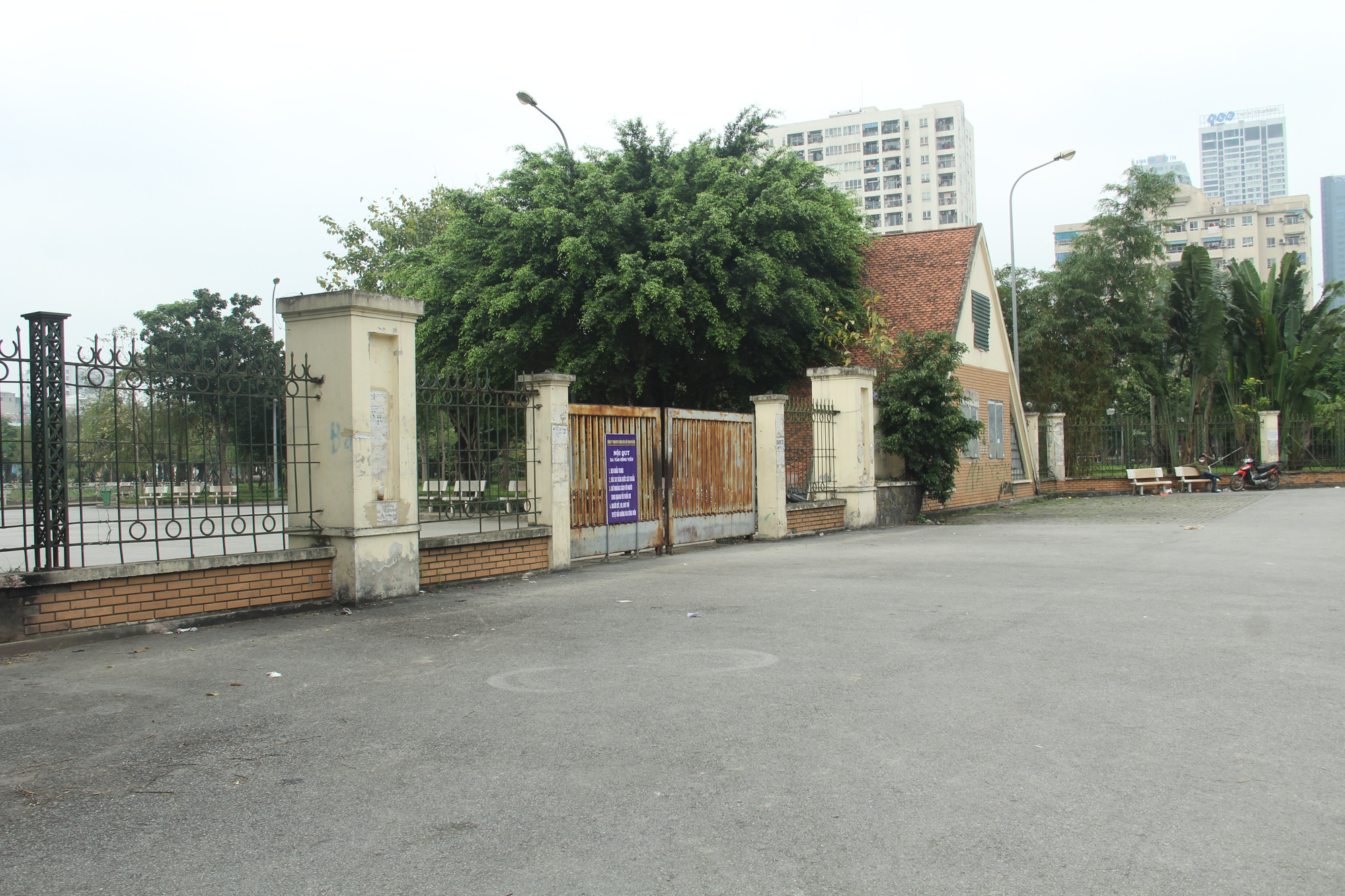 Các công viên lớn tại Hà Nội đồng loạt đóng cửa sau chỉ thị của Chính phủ về việc cách ly xã hội nhằm phòng chống dịch COVID-19 - Ảnh 7.