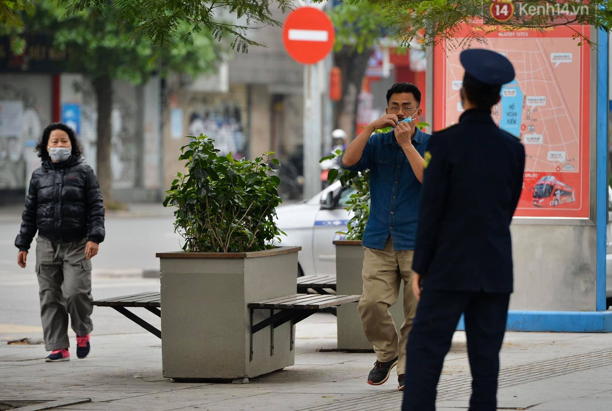 Nhiều người Hà Nội bị nhắc nhở hạn chế ra ngoài, tập thể dục và đeo khẩu trang xung quanh các phố trung tâm - Ảnh 2.