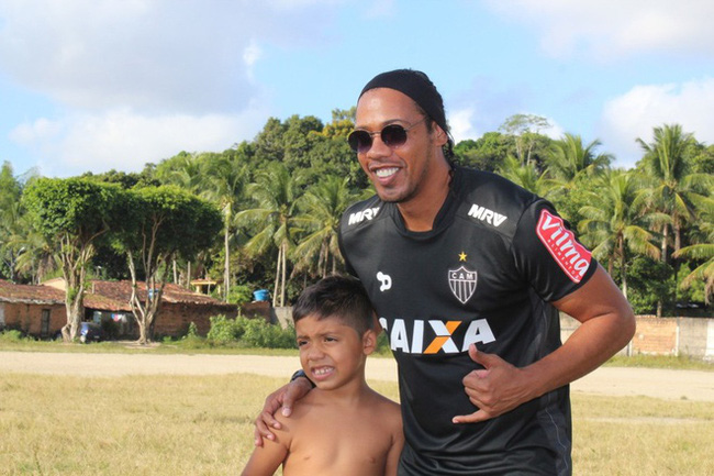 Bản sao Ronaldinho kiếm bội tiền vì bản chính phải ngồi tù - Ảnh 1.