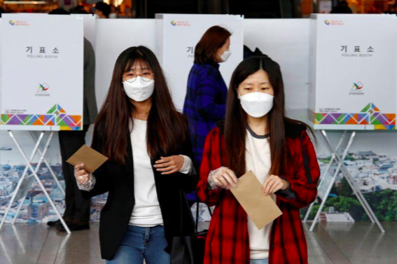 Bệnh nhân Covid-19 vẫn đi bỏ phiếu bầu cử tại Hàn Quốc - Ảnh 2.