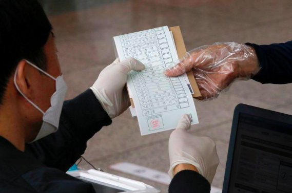 Bệnh nhân Covid-19 vẫn đi bỏ phiếu bầu cử tại Hàn Quốc - Ảnh 3.