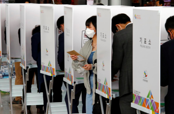 Bệnh nhân Covid-19 vẫn đi bỏ phiếu bầu cử tại Hàn Quốc - Ảnh 4.