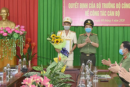Đại tá Phạm Duy Hoàng (trái) được bổ nhiệm giữ chức Phó Giám đốc Công an tỉnh Bình Thuận. Ảnh: Báo Bình Thuận