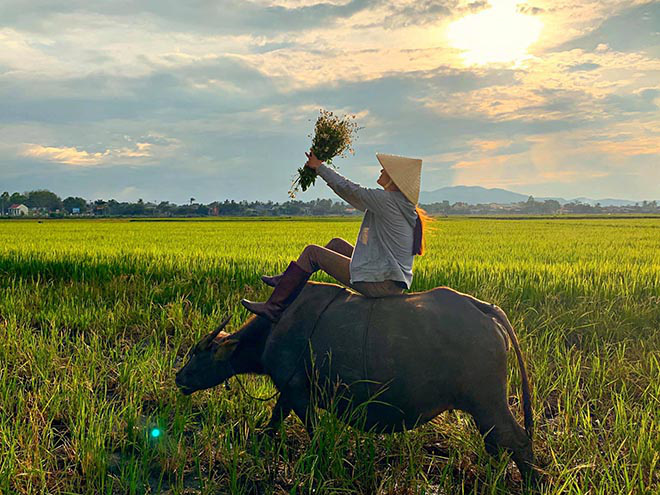 Người mẫu Việt gợi cảm, nổi tiếng về quê chăn trâu phụ giúp gia đình - Ảnh 4.