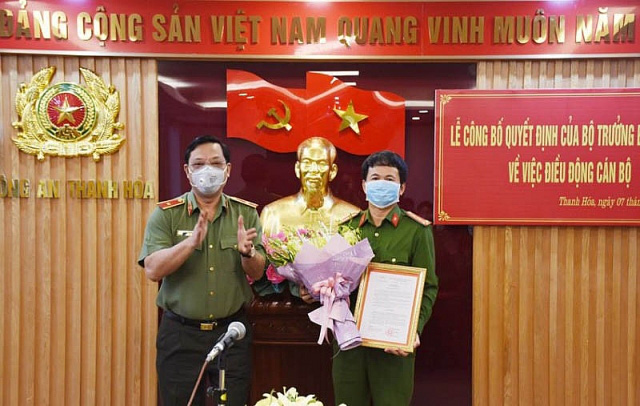 Đại tá Nguyễn Quang Huy (phải) nhận quyết định bổ nhiệm. Ảnh: Pháp luật online