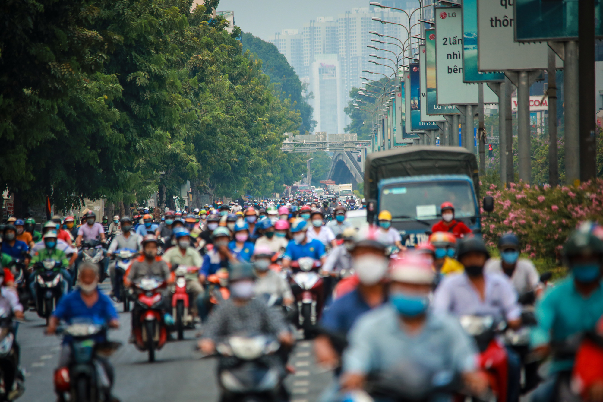 Sài Gòn đông đúc khi sắp kết thúc đợt cách ly toàn xã hội 14 ngày - Ảnh 1.