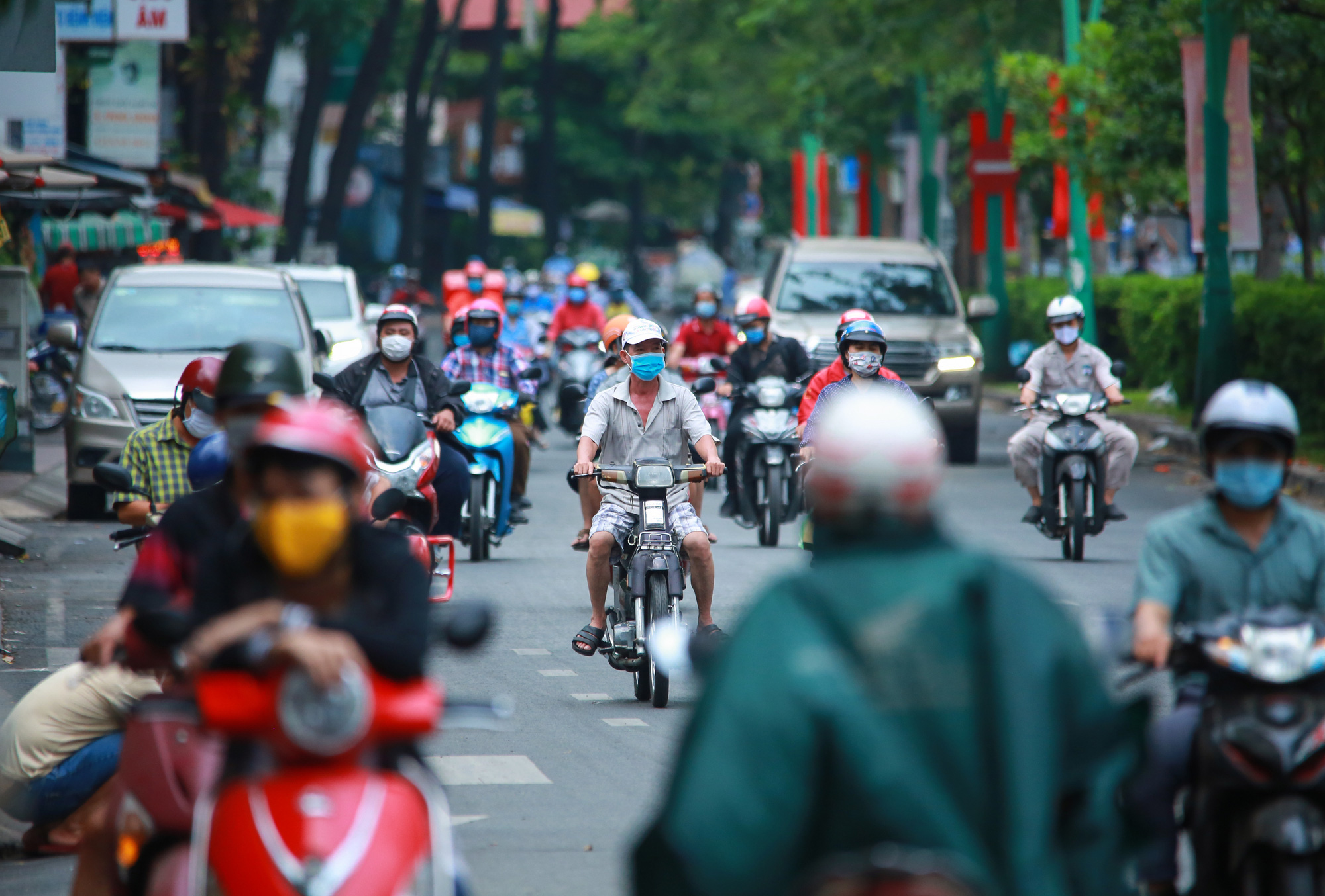 Sài Gòn đông đúc khi sắp kết thúc đợt cách ly toàn xã hội 14 ngày - Ảnh 3.