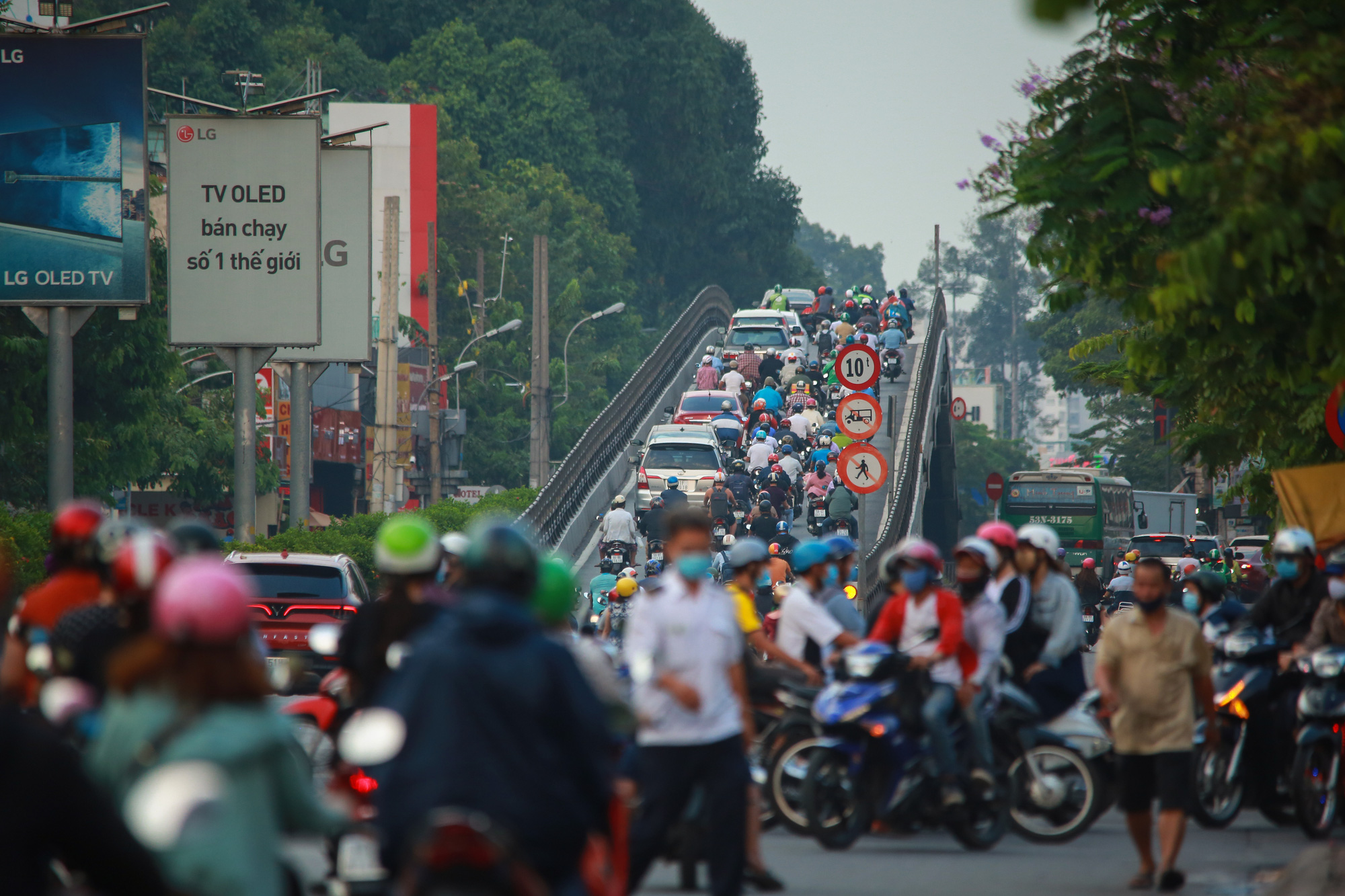 Sài Gòn đông đúc khi sắp kết thúc đợt cách ly toàn xã hội 14 ngày - Ảnh 4.