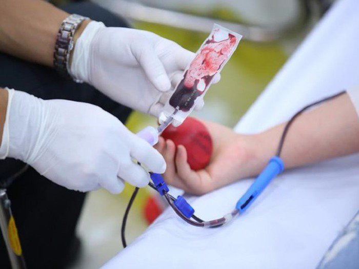 Trong đại dịch SARS và MERS, thế giới đã dùng huyết tương người khỏi điều trị cho bệnh nhân nặng - Ảnh 1.