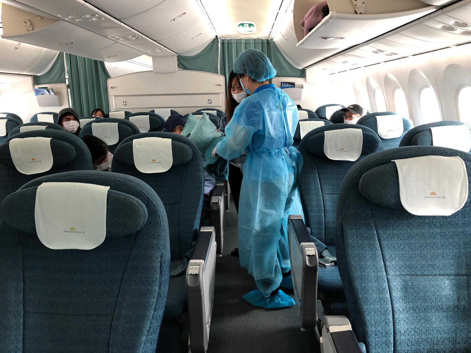 Vietnam Airlines chuyên chở công dân Việt Nam bị mắc kẹt tại sân bay tại Nhật Bản về nước - Ảnh 2.