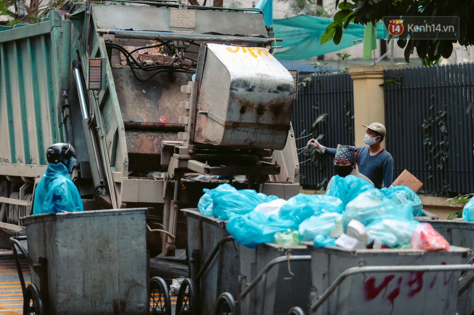 Có những người vẫn phải làm việc giữa thời kỳ cách ly: Chúng tôi ra đường vì các bạn, các bạn hãy ở nhà vì chúng ta - Ảnh 5.