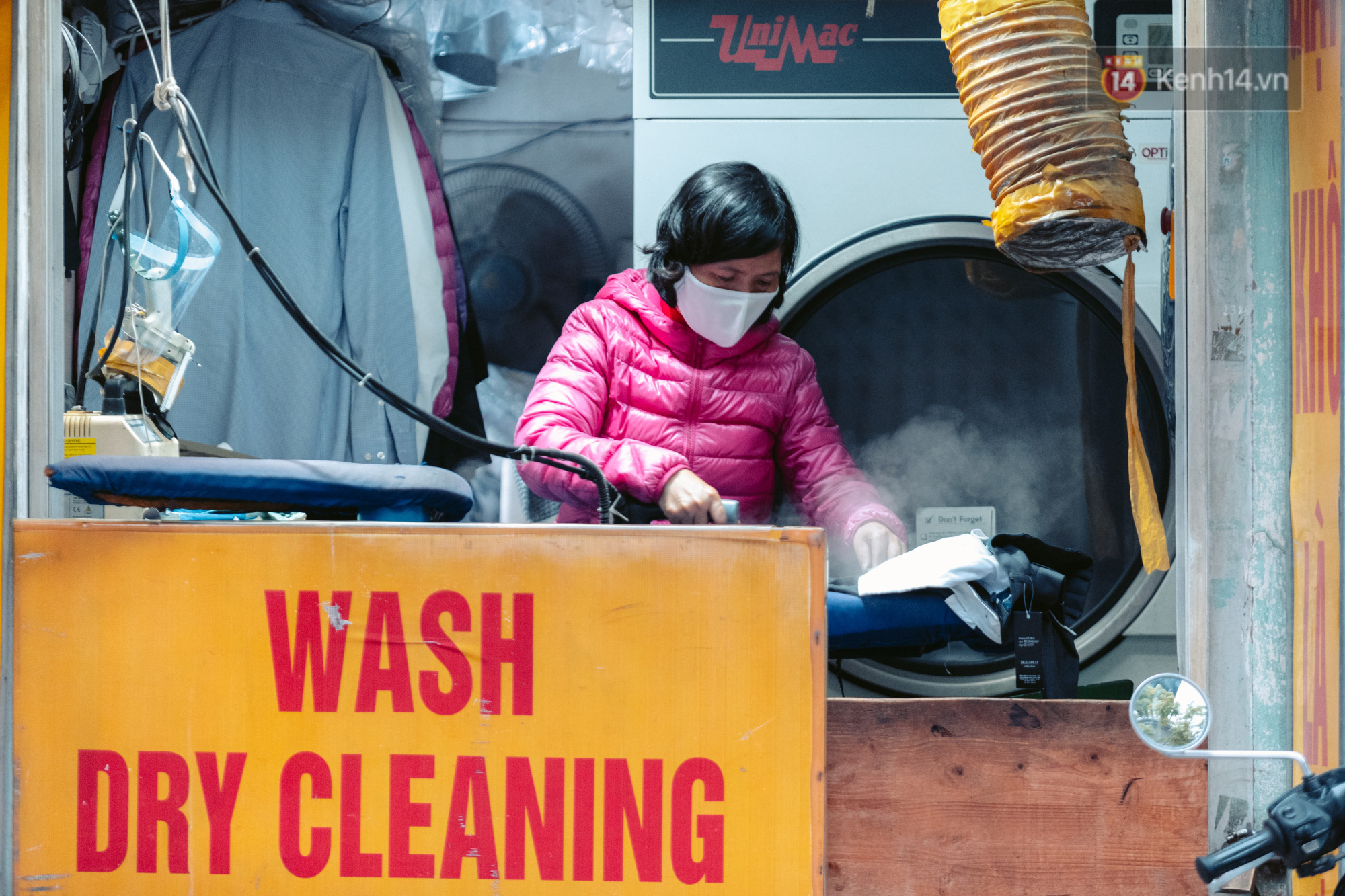 Có những người vẫn phải làm việc giữa thời kỳ cách ly: Chúng tôi ra đường vì các bạn, các bạn hãy ở nhà vì chúng ta - Ảnh 19.