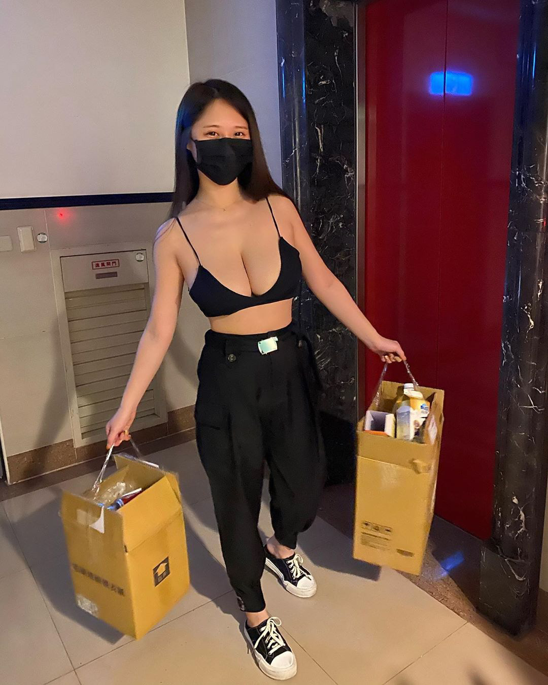 Chỉ đi đổ rác, nàng hot girl cũng khiến cộng đồng mạng bấn loạn, thả tim liên tục cho vóc dáng gợi cảm - Ảnh 1.