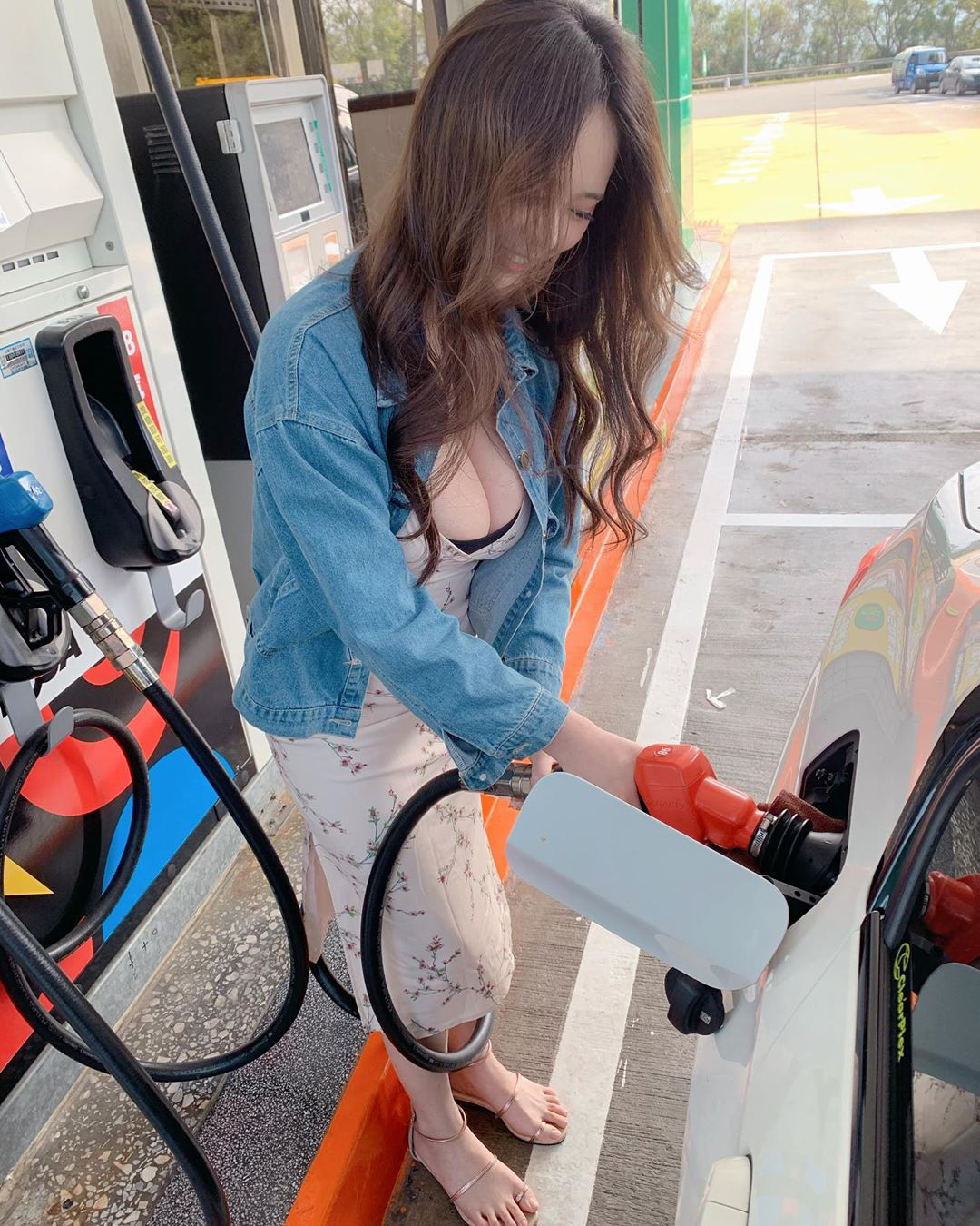 Chỉ đi đổ rác, nàng hot girl cũng khiến cộng đồng mạng bấn loạn, thả tim liên tục cho vóc dáng gợi cảm - Ảnh 4.