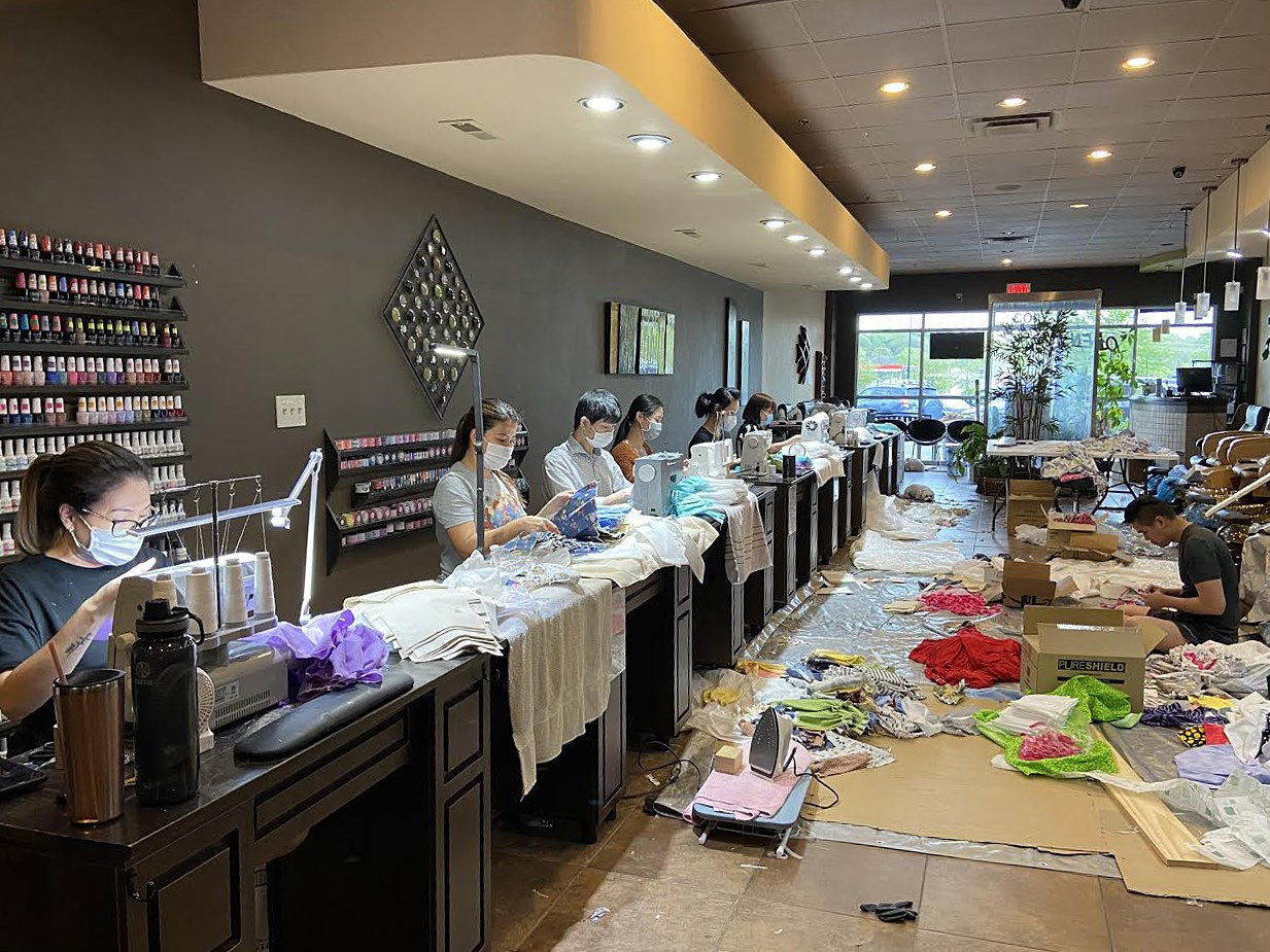 Đài truyền hình Mỹ ca ngợi loạt tiệm nail Việt Nam quyên góp hàng chục ngàn dụng cụ y tế cho bệnh viện, sẵn sàng cho đi mà không cần báo đáp - Ảnh 2. Đài truyền hình Mỹ ca ngợi loạt tiệm nail Việt Nam quyên góp hàng chục ngàn dụng cụ y tế cho bệnh viện, sẵn sàng cho đi mà không cần báo đáp - Ảnh 2.