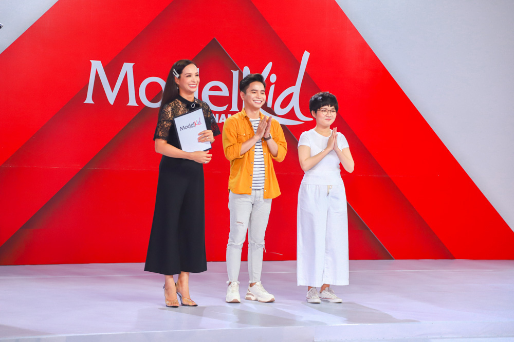 Model Kid Vietnam: Lần đầu tiên team Hương Ly chiến thắng, liên minh Lan - Thủy nhất loạt kiến nghị lên giám khảo - Ảnh 1.