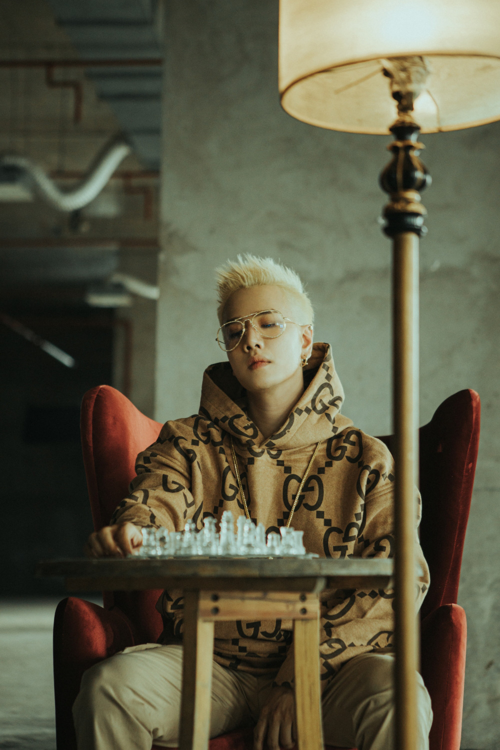 Lou Hoàng tái xuất với hình tượng mới - Ảnh 4.