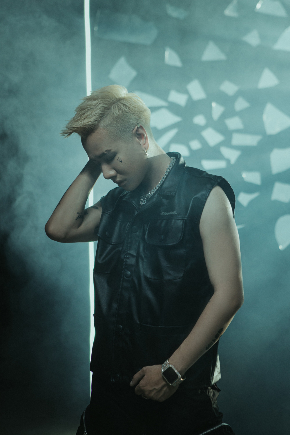 Lou Hoàng tái xuất với hình tượng mới - Ảnh 2.