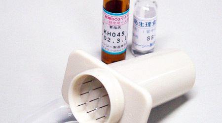 Một thanh niên 20 tuổi Nhật Bản bị sốt và tiểu ra máu sau khi tự ý tiêm vắc-xin BCG sai cách với hi vọng phòng được COVID-19 - Ảnh 1.