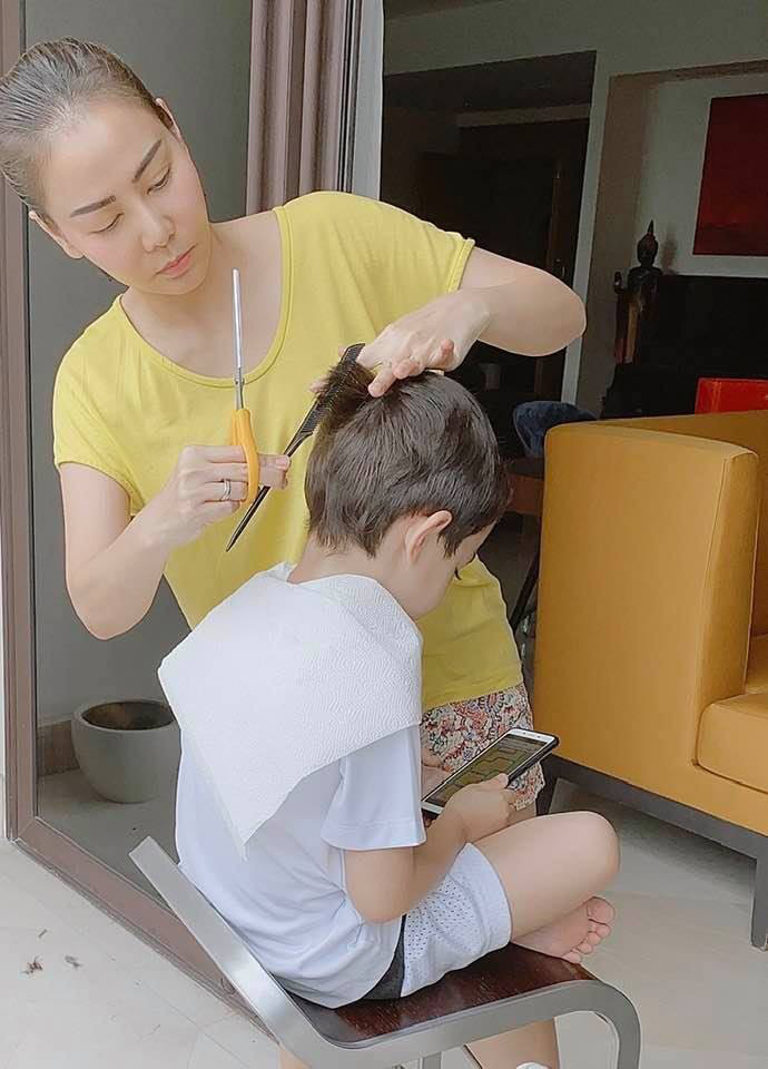 Tự cắt tóc: Bạn muốn cắt tóc mà không mất thời gian và chi phí ở salon? Hãy tham khảo video tự cắt tóc của chúng tôi, bạn sẽ học được những kỹ thuật cắt tóc đơn giản, dễ thực hiện và đảm bảo độ an toàn cũng như làm đẹp cho bạn.