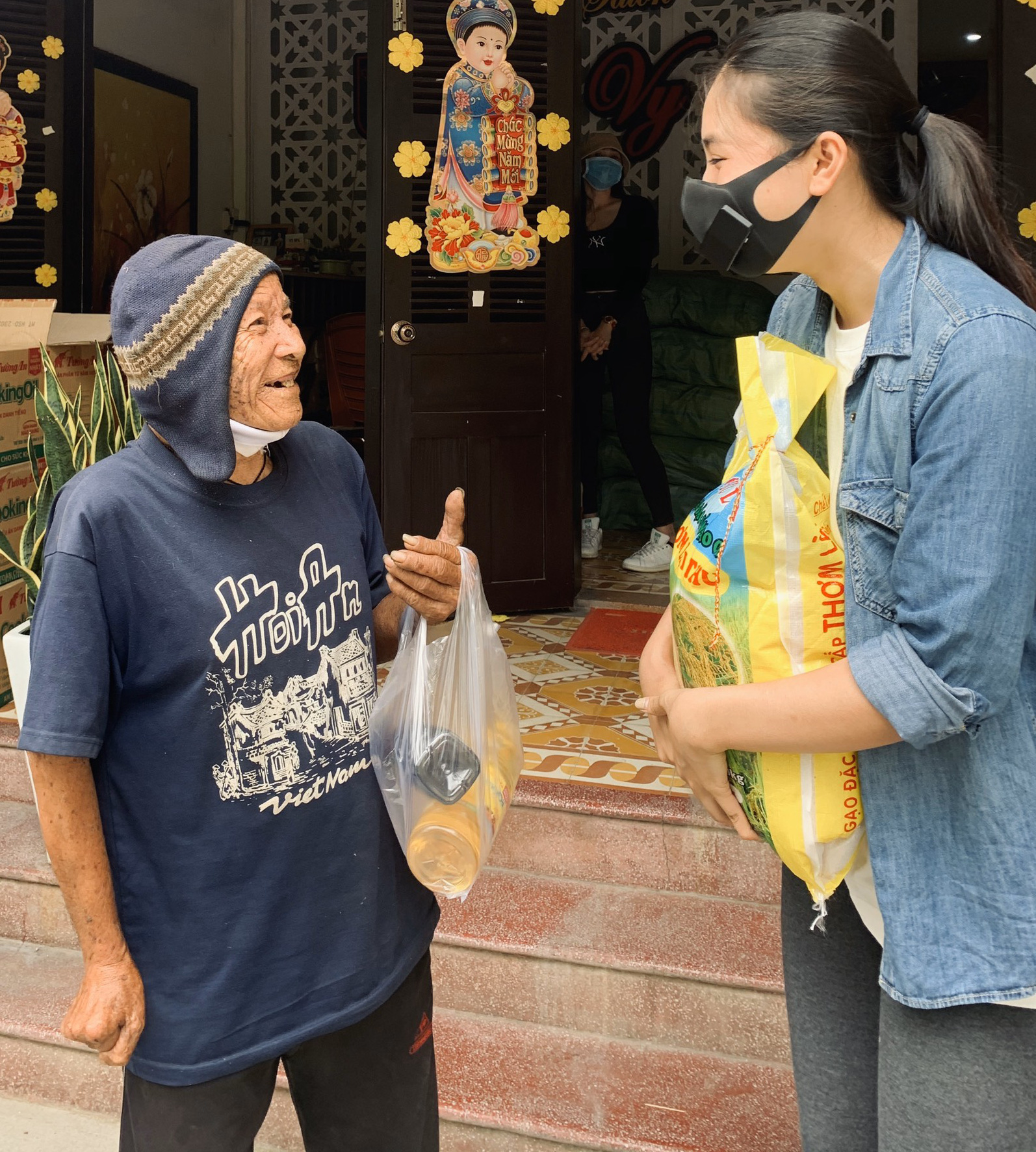 Trần Tiểu Vy đeo khẩu trang, tự tay phát 1 tấn gạo cho người nghèo ở quê nhà - Ảnh 7.