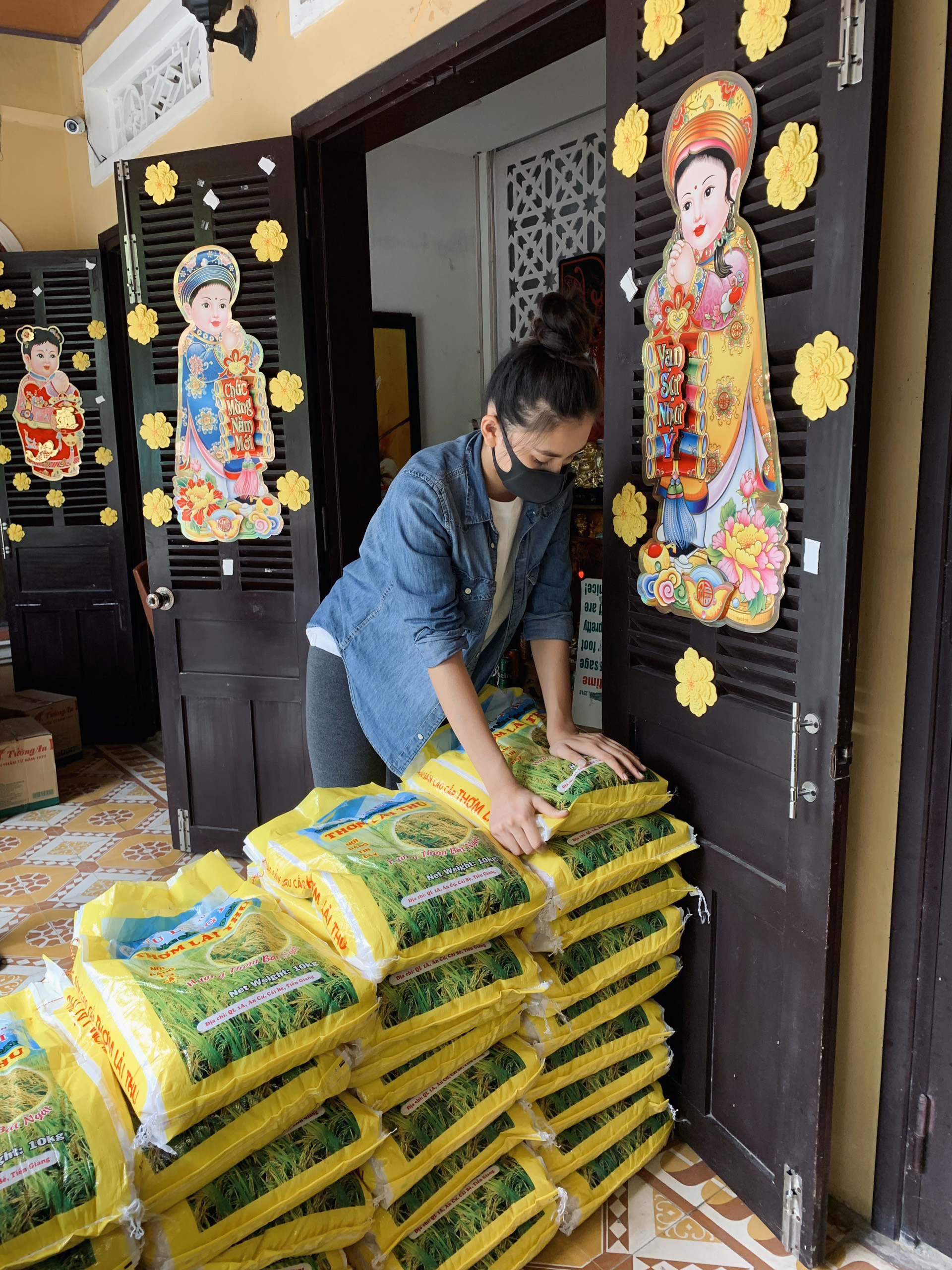 Trần Tiểu Vy đeo khẩu trang, tự tay phát 1 tấn gạo cho người nghèo ở quê nhà - Ảnh 2.